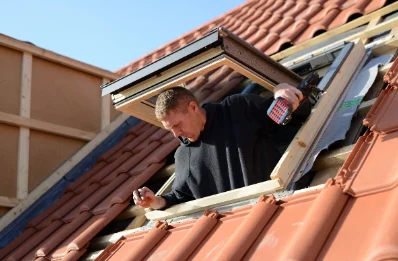 Pose de fenêtres de toit Velux à Jas